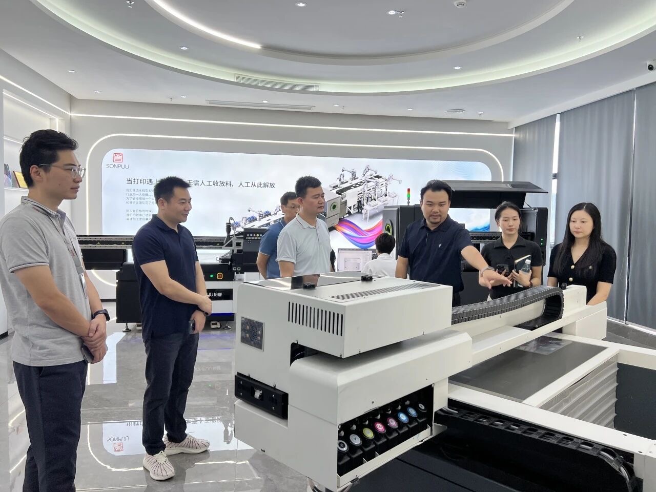 深化校企合作,共促創(chuàng)新發(fā)展——東莞理工學院科創(chuàng)院與鳳崗鎮(zhèn)政府走訪京東智谷松普智能(圖4) 深化校企合作,共促創(chuàng)新發(fā)展——東莞理工學院科創(chuàng)院與鳳崗鎮(zhèn)政府走訪京東智谷松普智能(圖4)